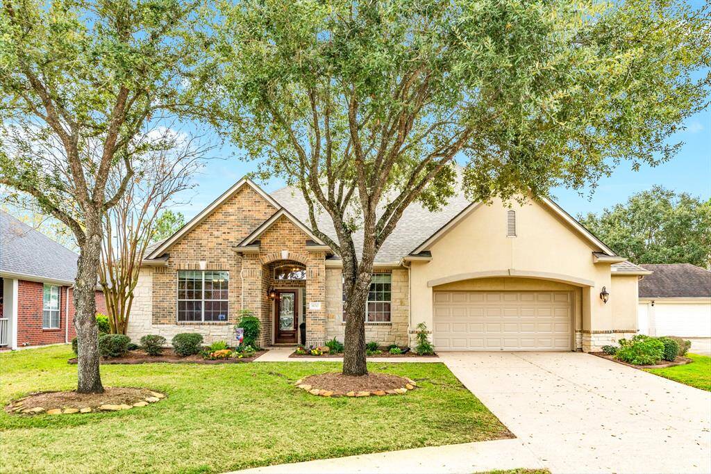 Welcome to this meticulously maintained Ashton Woods home with a spacious lot on a CUL-DE-SAC! Easy access to SH288 taking you anywhere in the Houston Metro area.