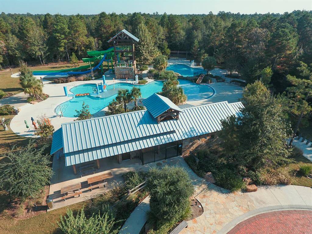 Forest Island, an exciting 16-acre tennis and aquatics center in the heart of Woodforest, a focal point of fun in the community with four tennis courts, four pickleball courts, a basketball court and two pool complexes. A 42-foot slide tower and spray areas add enjoyment. A baby pool offers safe fun for the tiniest swimmers.