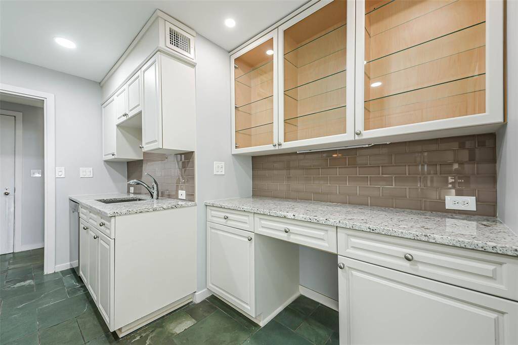 The glass front cabinets are the perfect place to showcase your favorite dishes, decorative items, collectibles and crystalware.