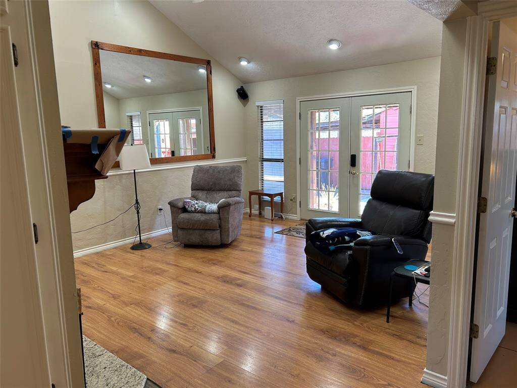 Living Room/Waiting Room