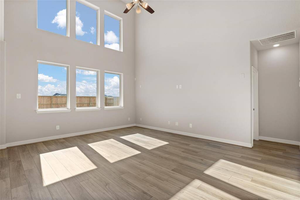 Note: Sample product photo. Actual exterior and interior selections may vary by homesite.