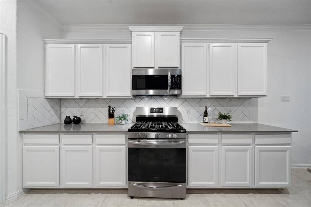 Built-In Oven with 5-Burner Cooktop.