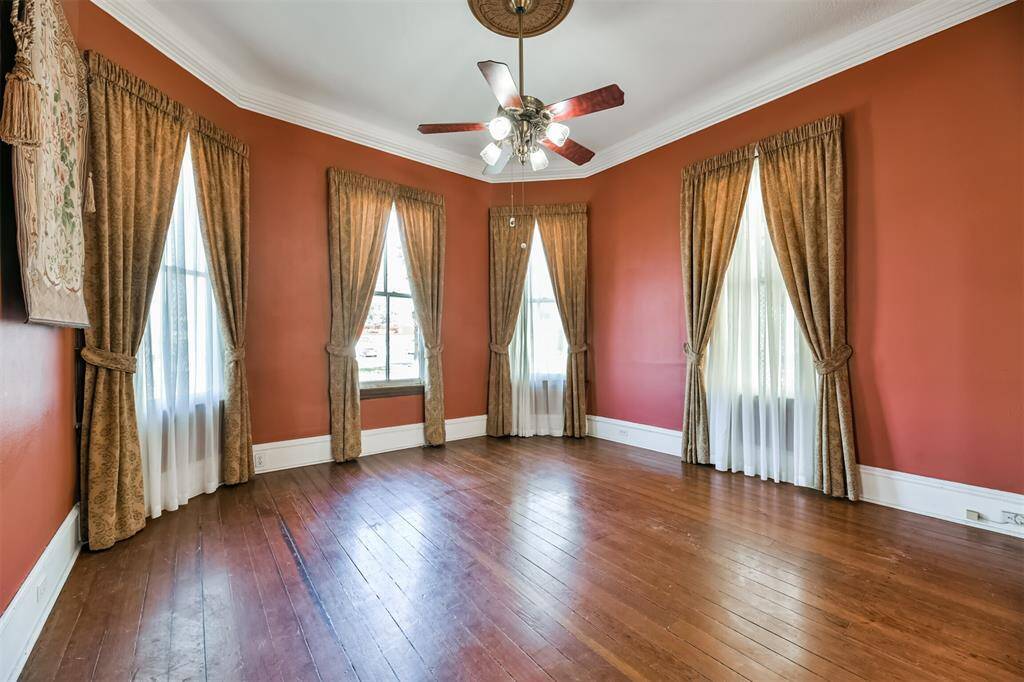If walls could talk! Many significant conversations have surely transpired in this alcove of the living room that is bathed in sunlight streaming in through beautifully cased bay windows that overlook Broadway in the East End Historic District.