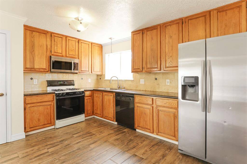 Spacious kitchen with plenty of cabinets