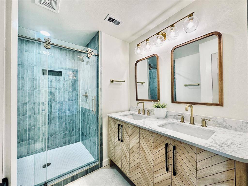 Gorgeous tiled shower.