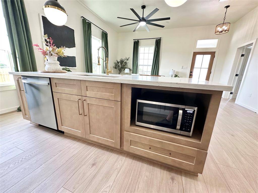 Beautiful 9' island with dishwasher and microwave.