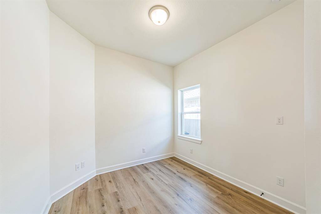 2nd bedroom with large closet