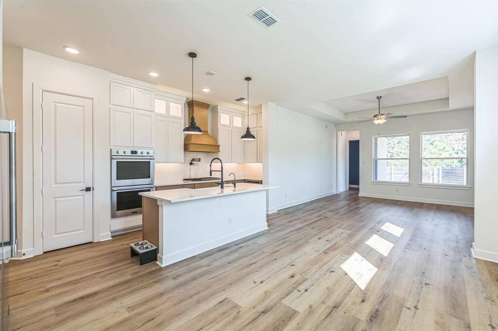 Very open kitchen, living room and dining room