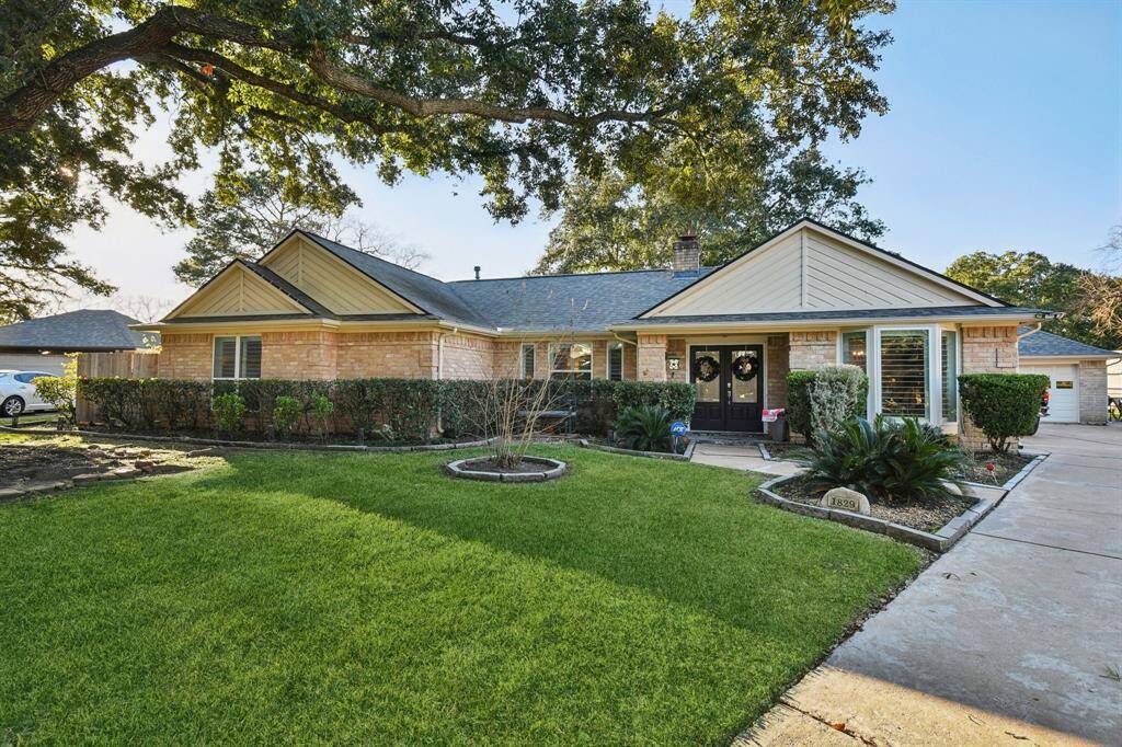 Location, location, location! Old Town Katy, cul-de-sac lot, one story w/double front door entry!