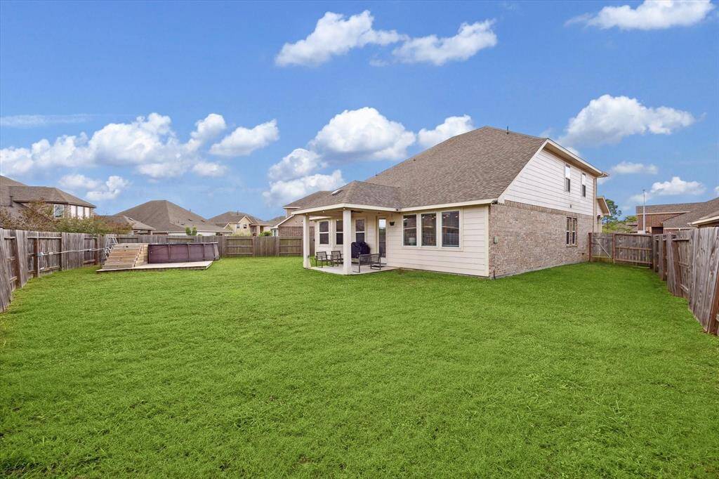 Large backyard in cul-da-sac with covered patio. Perfect for enteraining!