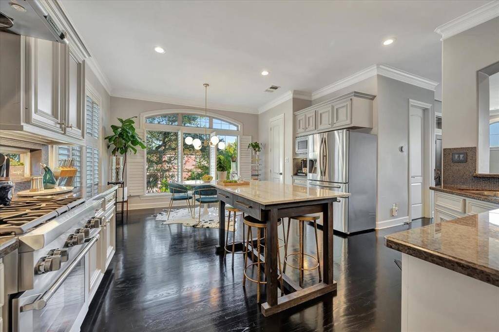 This view showcases a well-laid-out kitchen, seamlessly connected to a bright and cheerful breakfast area, perfect for casual dining and morning relaxation.