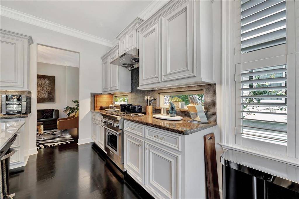 The recent Thermador gas stovetop accented with glass pearl tile backsplash, lots of counter space are sure to please the new chef.