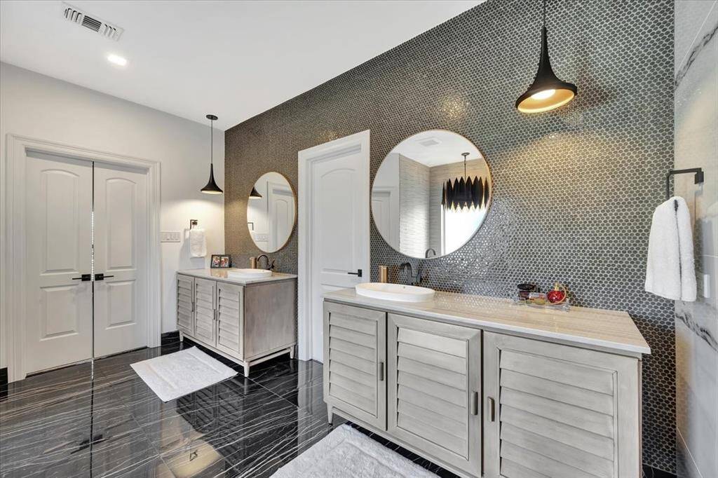 A large walk-in closet conveniently located off of the ensuite offers built in drawers, shelving and a spacious separate hanging areas.