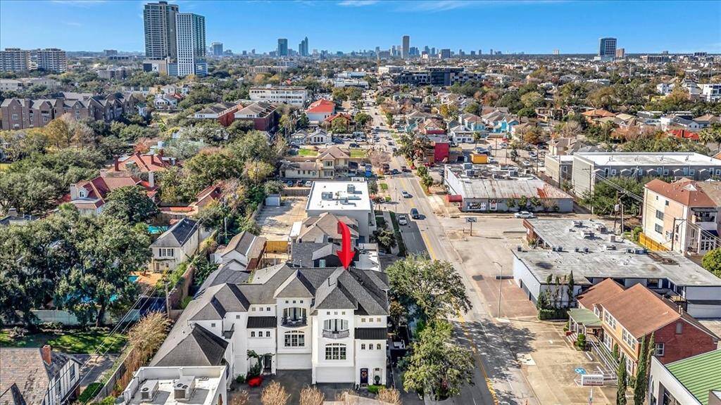 The convenience of this home is unmatched, located within walking distance of approximately 25 restaurants, offering a wide variety of dining options just steps away.