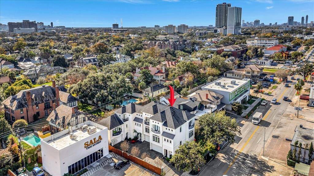 Westheimer Cort Townhomes are a unique development of 3 homes backing to Cortlandt Place.