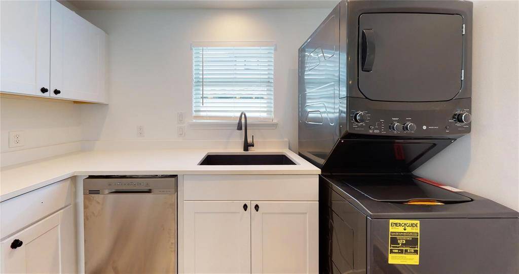 KITCHEN WITH STACKABLE WASHER/DRYER