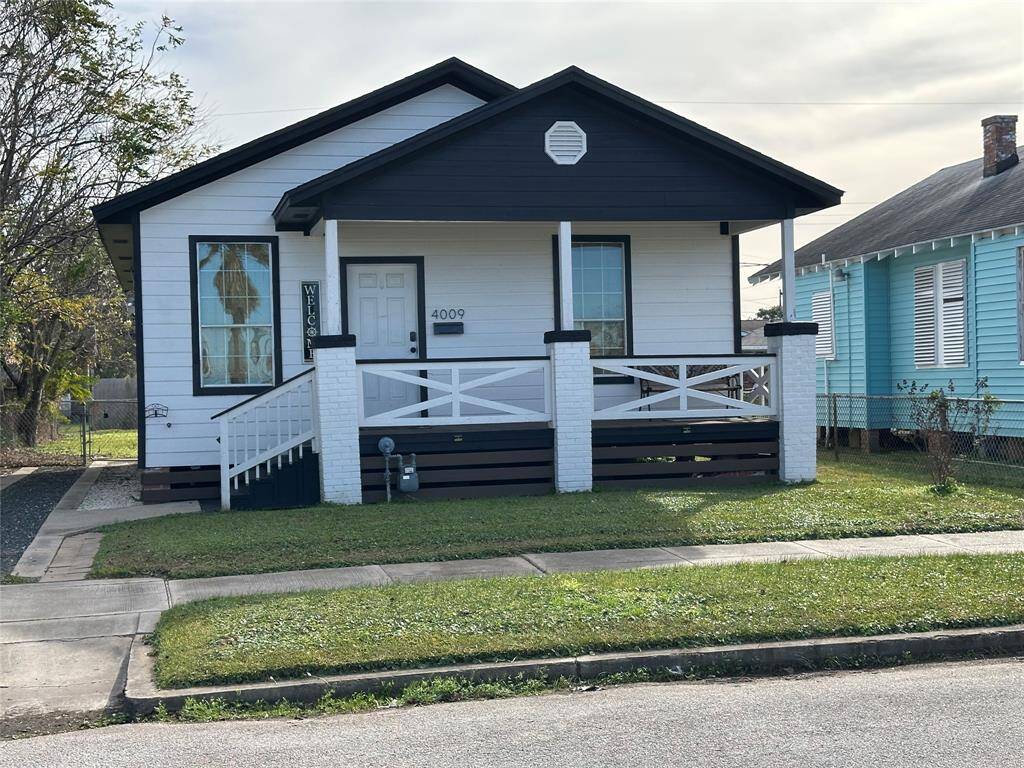 Welcome home to 4009 Avenue L located in Galveston Townsite and zoned to Galveston ISD! This stunning home has lovely curb appeal, a well-manicured lawn, beautiful site elevation, white stained front door and covered front porch.
