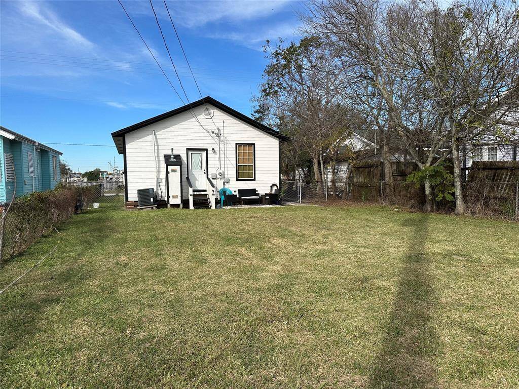 Come and see this spacious backyard with its well-manicured lawn. There is plenty of room for the kids to play and adults to relax! Perfect for your outdoor living space, patio furniture, bbq pit, and so much more. The possibilities are endless!