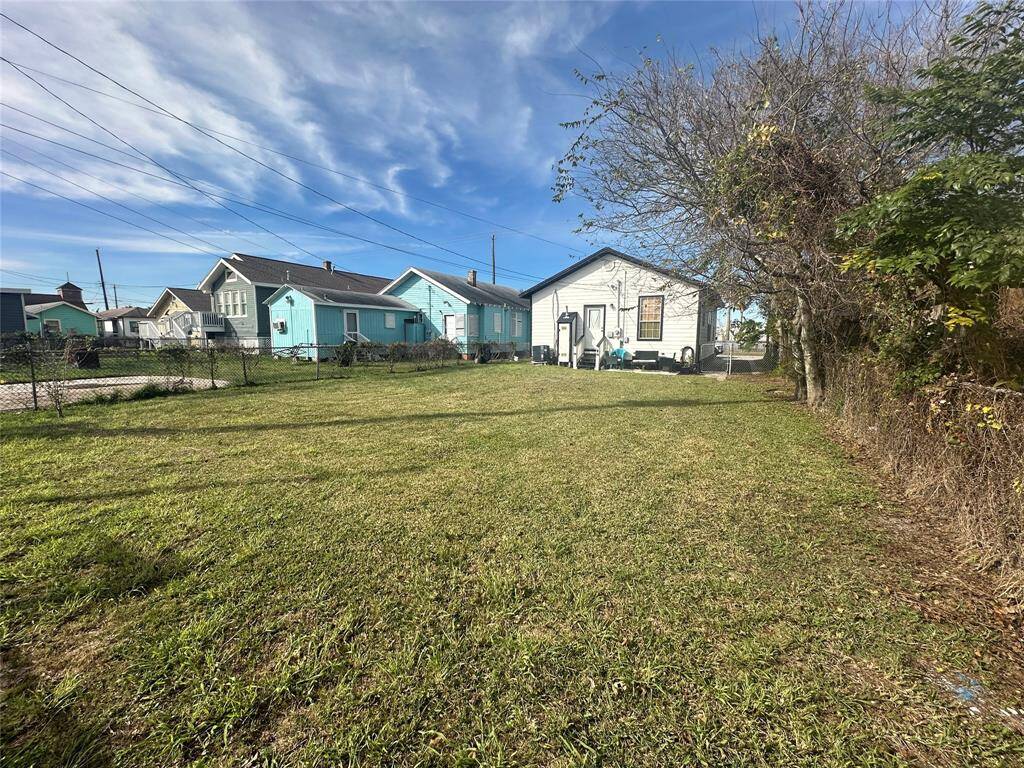 This home sits on a large lot with ample yard space in the backyard and a well-manicured yard.
