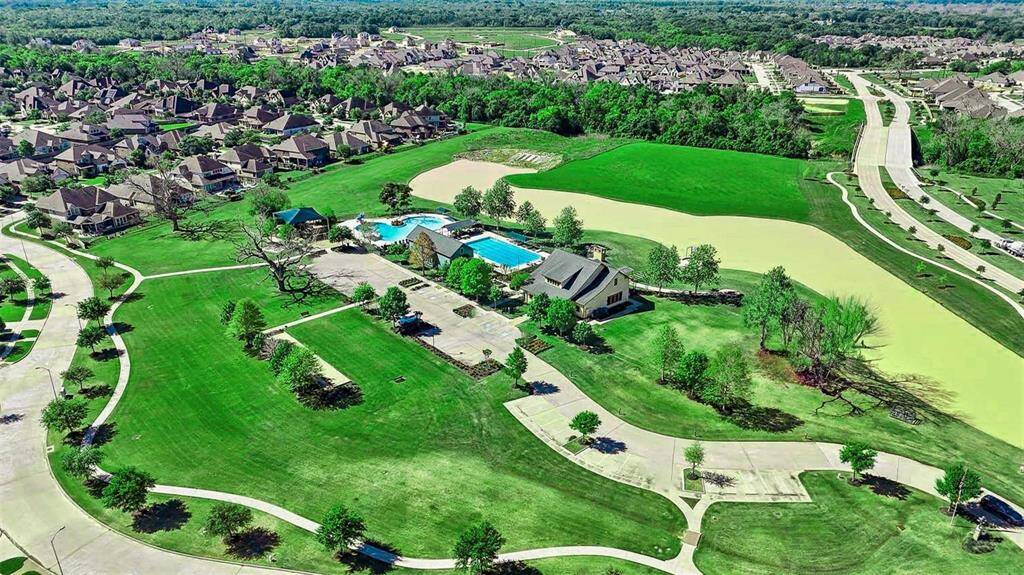 Fulbrook on Fulshear Creek currently has two pools for residents to enjoy; a competition pool and a resort-style pool. Take a dip with the kids, get involved with the swim team, or just enjoy some relaxing alone time.