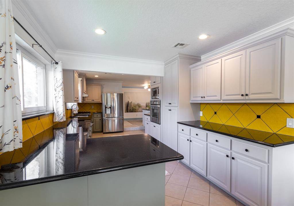 Separate oven and microwave and lots of cabinetry.