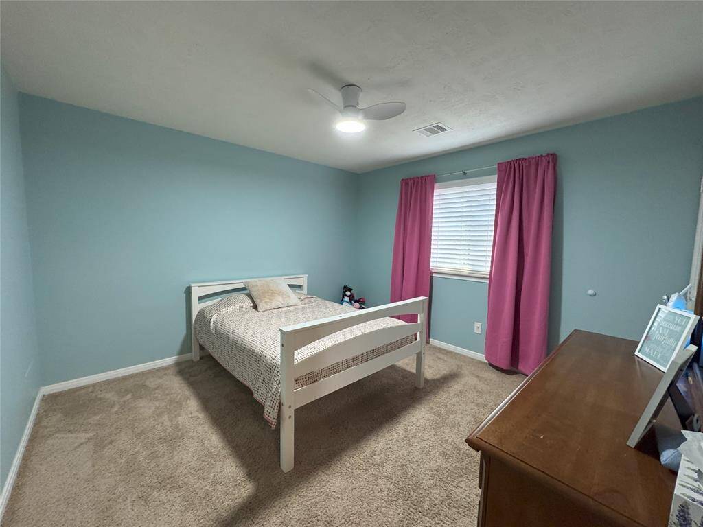 Second bedroom with ceiling fan.