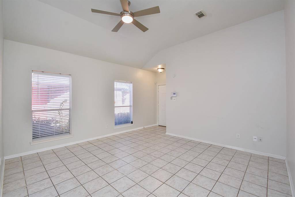 Light & bright living room area, fits all of your furniture!