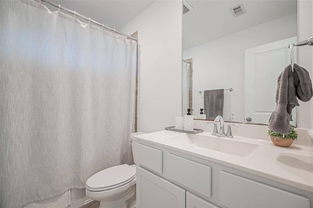 Secondary Bathroom on the second floor. ( Two Full Bathrooms located on the second floor)