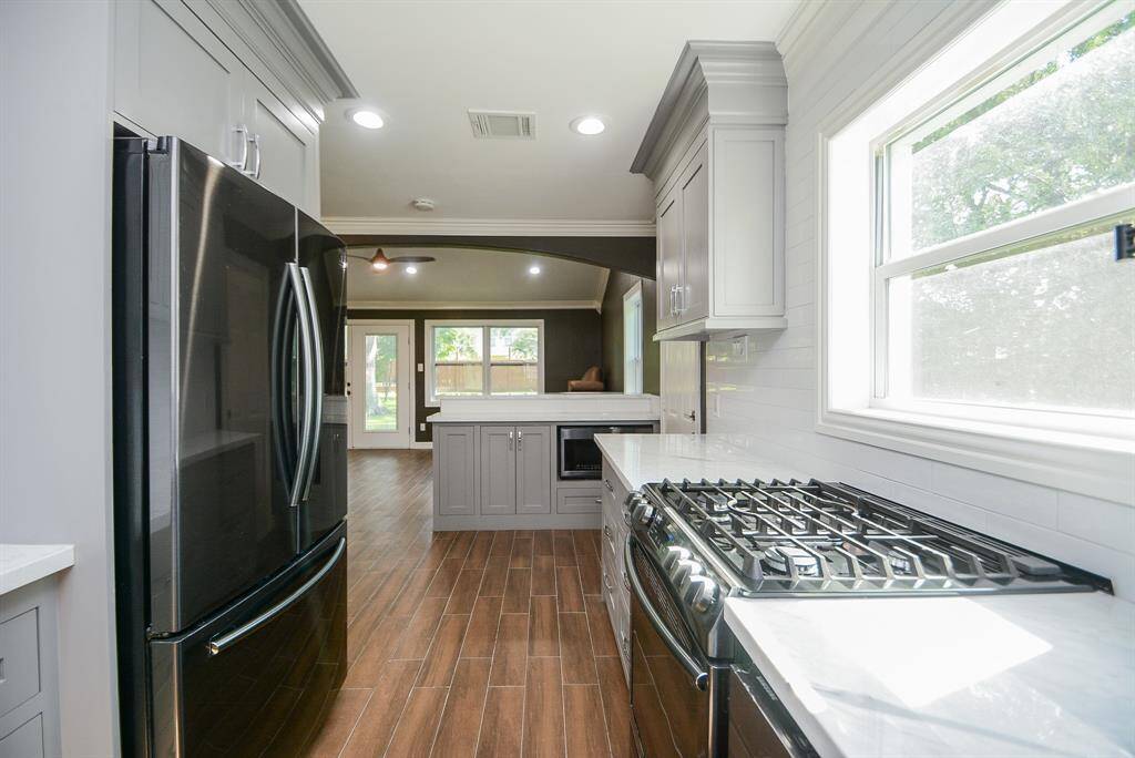 Cabinets w/crown moulding