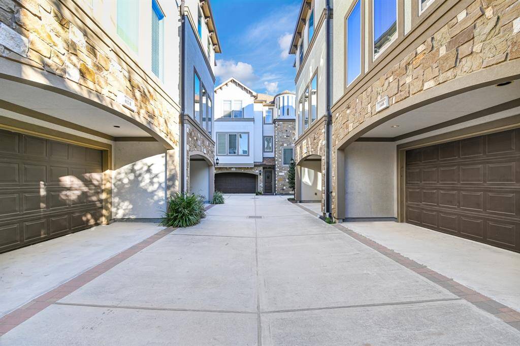 Driveway w/guest parking at the end.