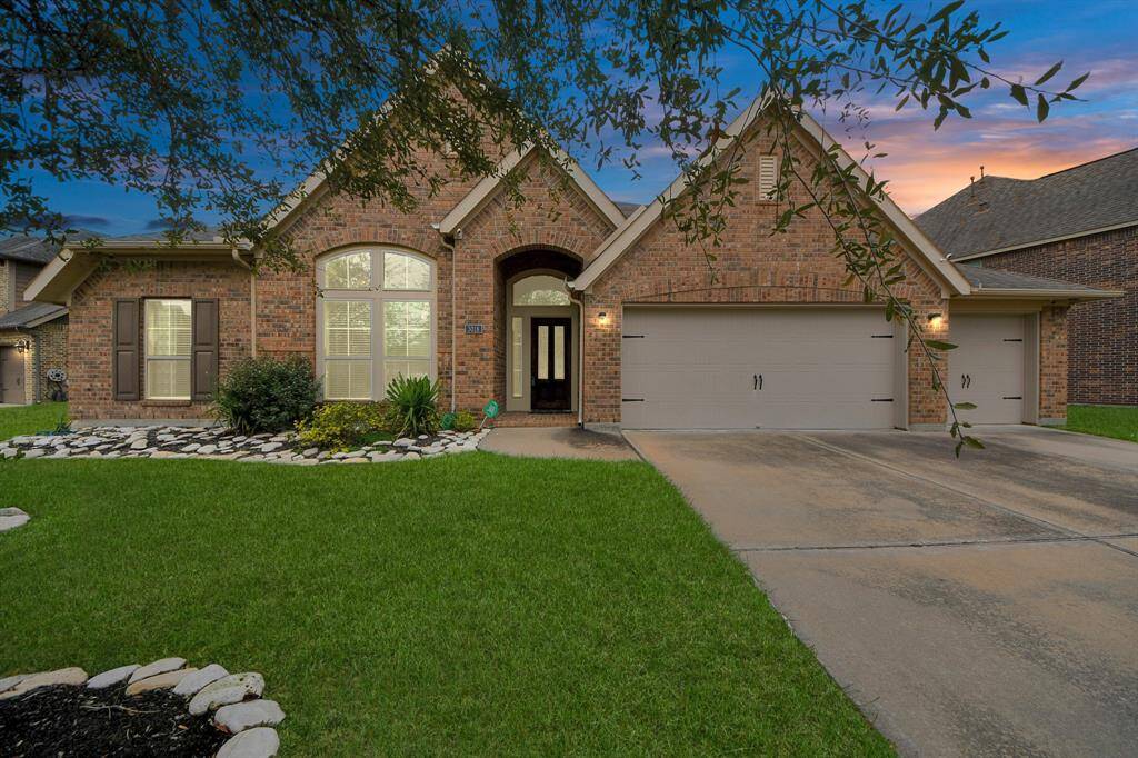 This beautiful 1.5-story Perry Home has upgrades throughout. It features 4 bedrooms and 3.5 bathrooms