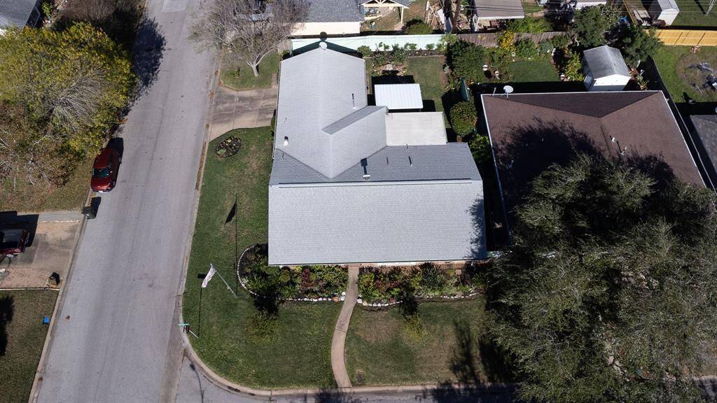 Aerial view of 38 Willow Lane with driveway off of Driftwood.
