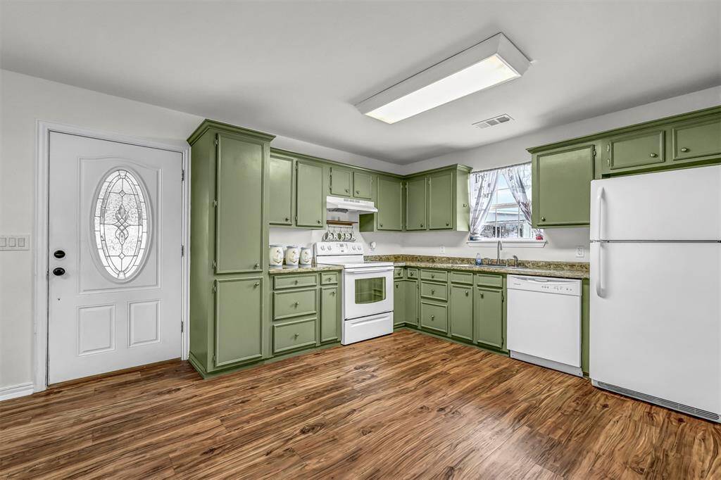 Kitchen/Dining Area