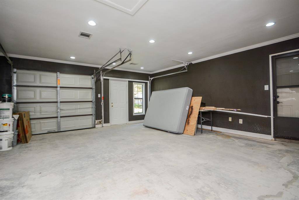 Spacious garage & separate entrance