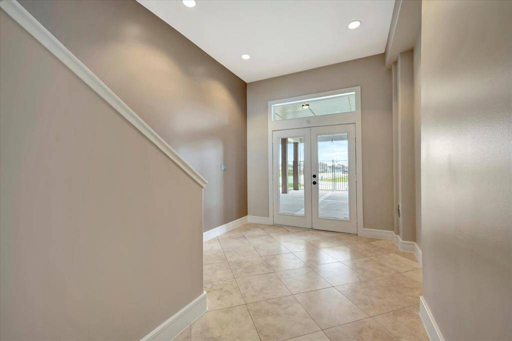 Entrance on the ground level, sleek and easy to maintain, with plenty of natural light.