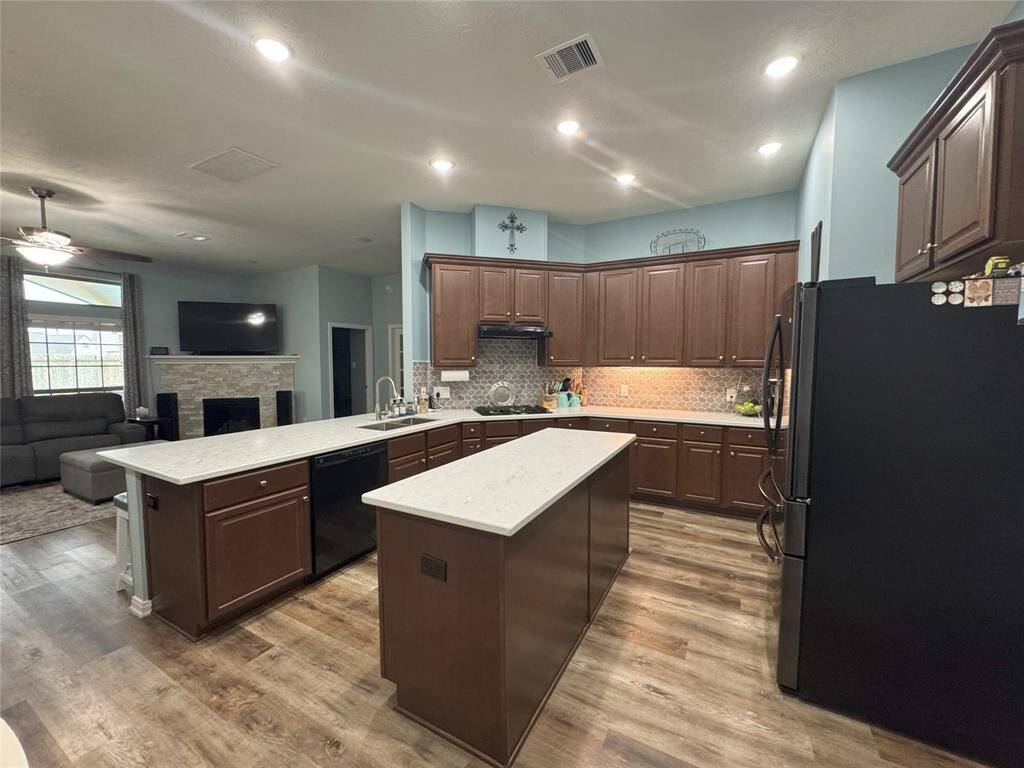 Large kitchen with 42'' cabinets.
