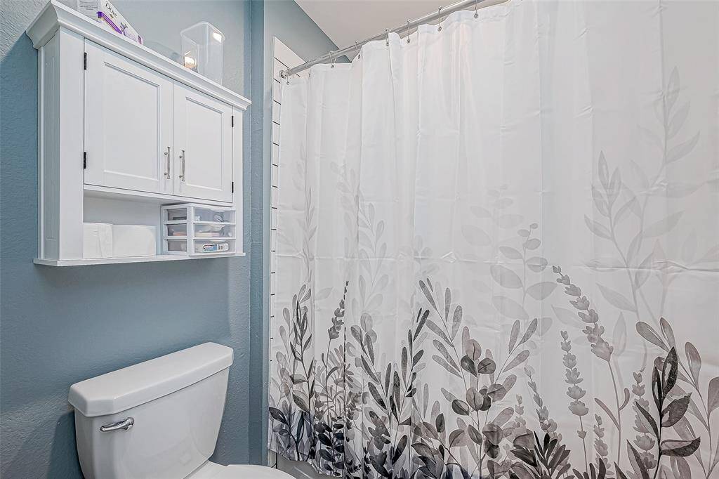 Upstairs secondary bathroom.