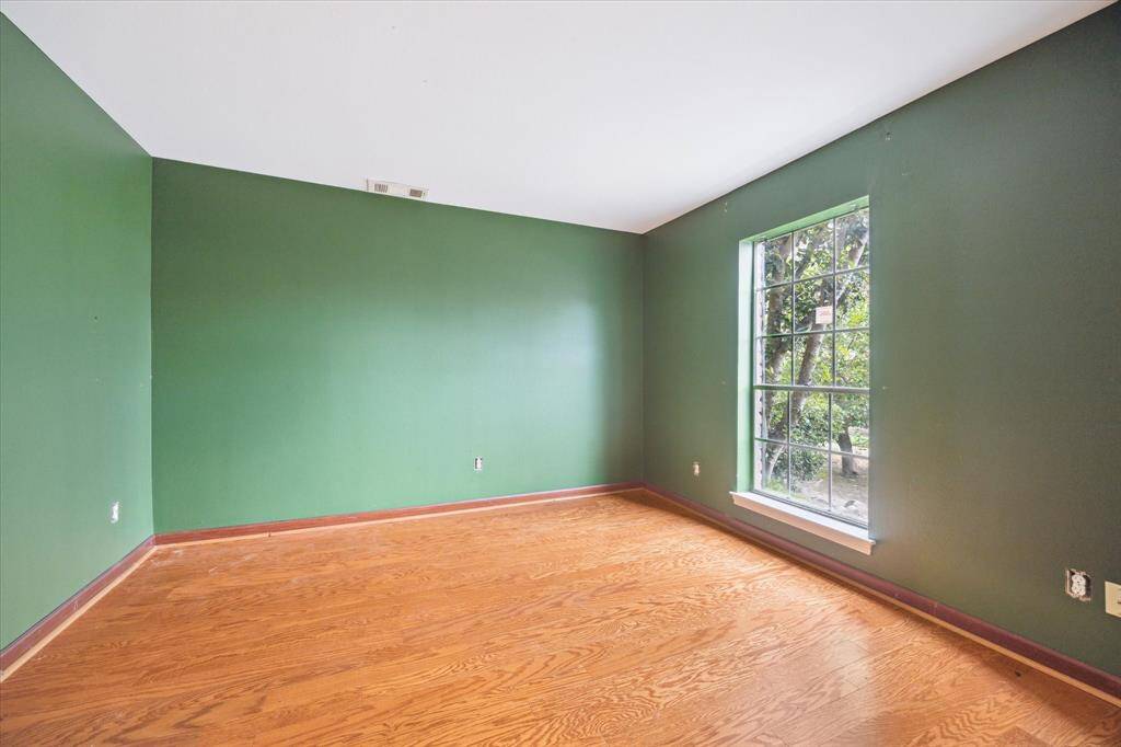 Charming formal living room, ideal for welcoming guests or enjoying quiet moments with family.