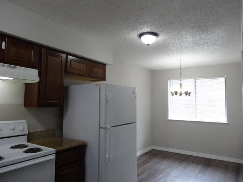 Eat-in Kitchen w/Breakfast Room