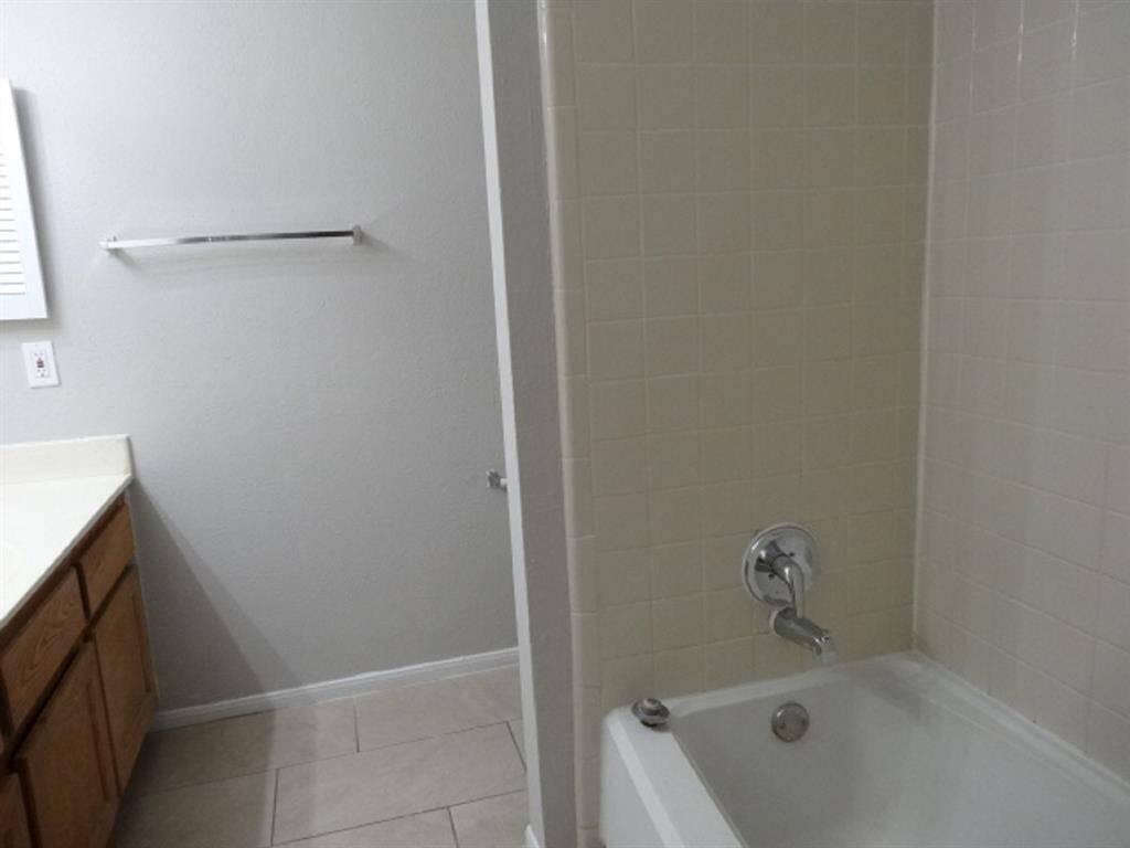 Primary Bathroom w/Soaking Tub & Blocked Ceramic Tile Flooring