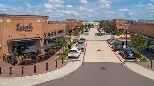 Lovely area with restaurants and shops.