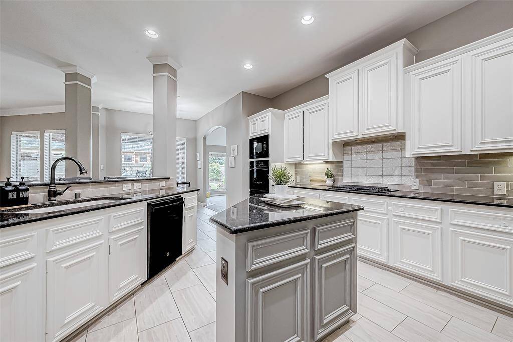 Kitchen made for with abundance of storage, walkin pantry.