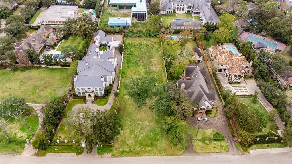 There is a spectacular 17,167 square foot residence planned for this site. See site plan in DOCS. Blueprints will be available to view at showings. Or, build your own design!
