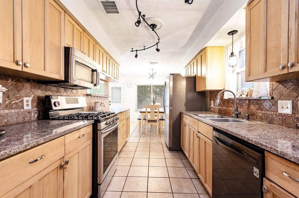 This kitchen is perfect for everyday life as well as entertaining family and friends!