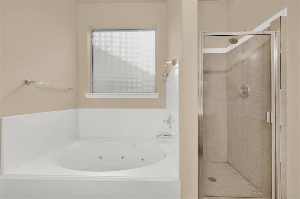 Separate bathtub/ shower