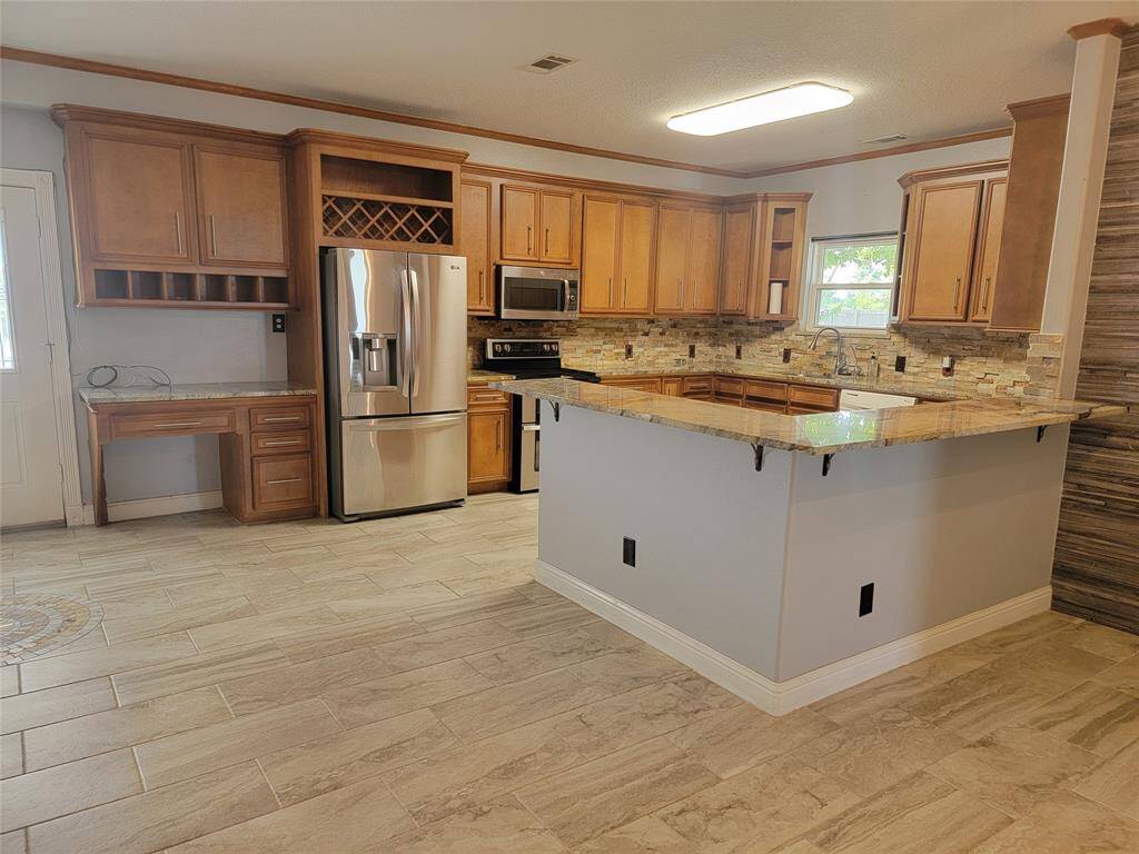 Recently remodeled kitchen. Granite counter tops.