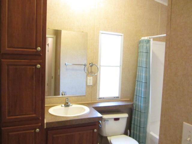 end hallway full bath