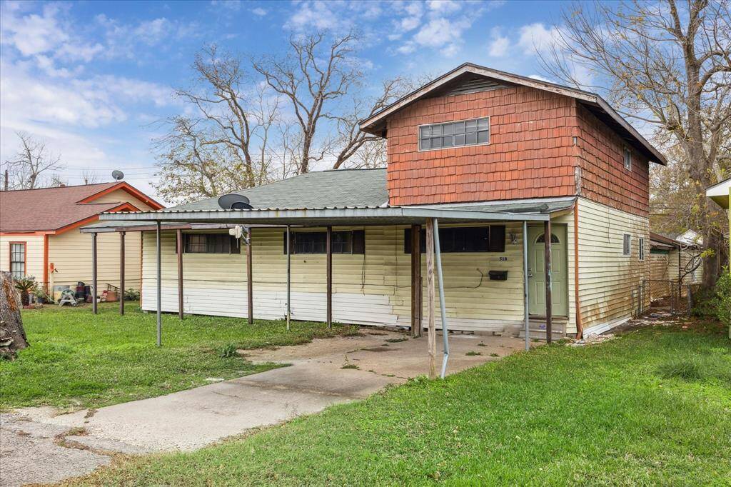 Close to schools, beach, shopping & dining options
