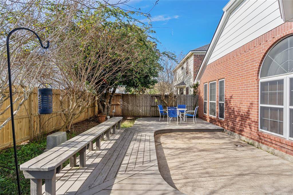 Welcome to your backyard! This space offers endless potential to create your own little garden paradise. With plenty of room to plant, relax, and unwind, you can set up a cozy sitting area to enjoy the outdoors, whether it’s for morning coffee, evening relaxation, or entertaining guests.