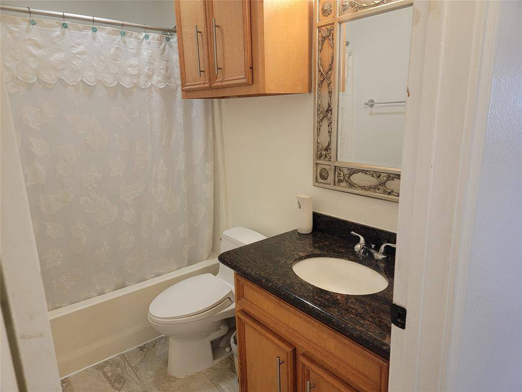 Downstairs family full bath.